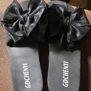 Flip flops with bow